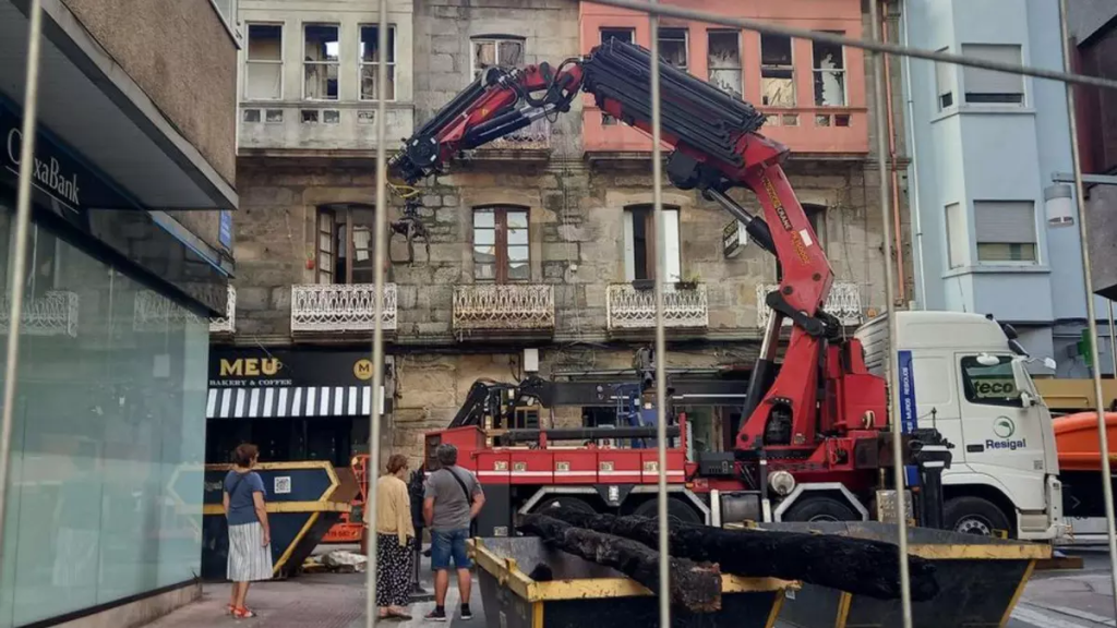 Una furgoneta arde en pleno centro de Pontevedra: entre el humo y la negligencia