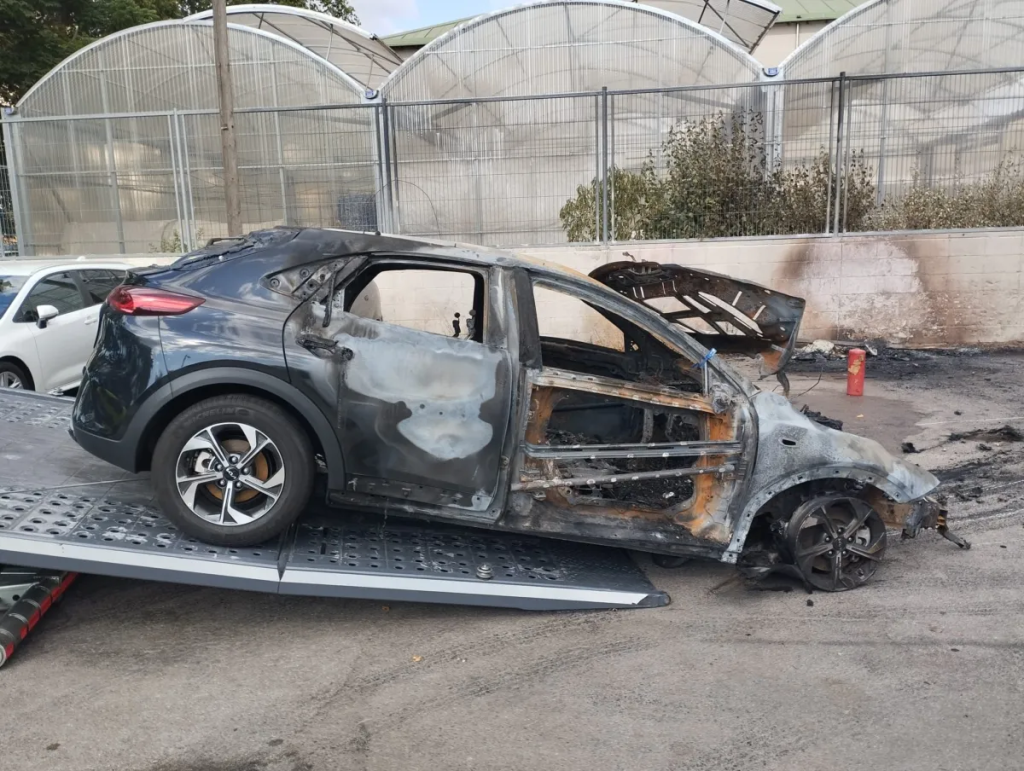 Incendio en el Bon Pastor: otro coche calcinado en un aparcamiento hecho vertedero