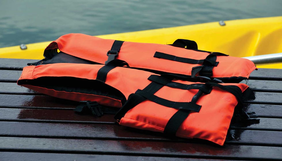 Seguridad a bordo: equipos imprescindibles para navegación