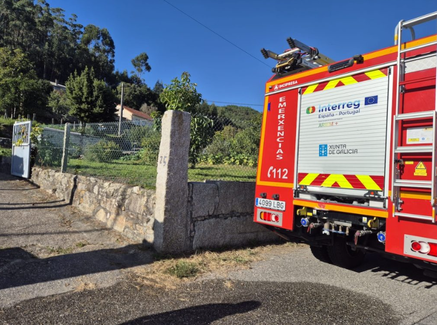 Los Bomberos del GES de A Guarda apagan un incendio en una cocina de O Rosal