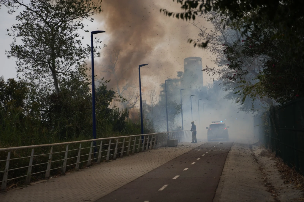 Preocupación en Sevilla por el segundo incendio en dos días en la zona del Auditorio Rocío Jurado