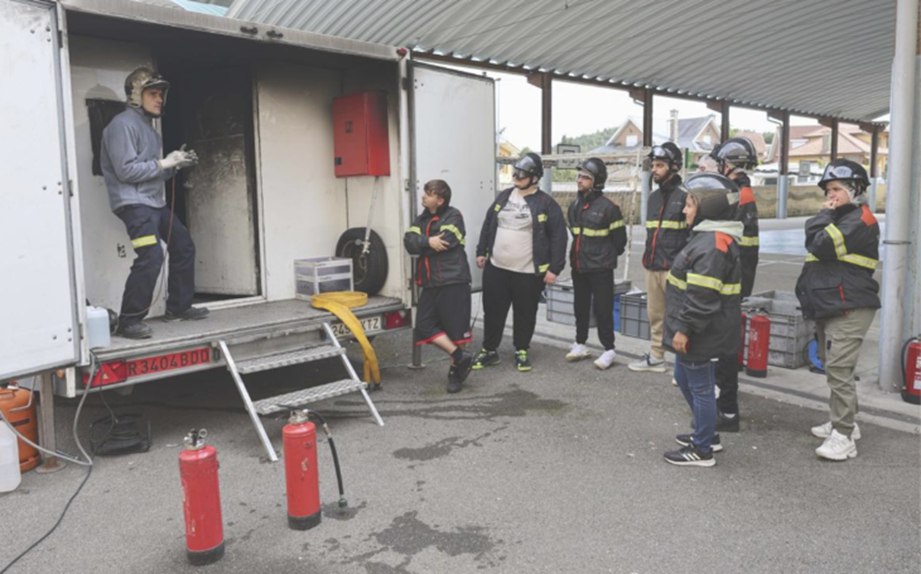 La escuela taller de Castrillón aprende a desenvolverse ante el peligro de incendio