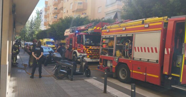 Incendio en pleno centro de Ibiza en una vivienda deja 2 mujeres atendidas y mascotas rescatadas