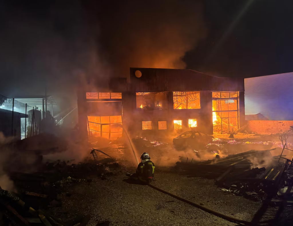 Devastador incendio en Griñón: una nave industrial de 1.000 metros cuadrados queda reducida a cenizas