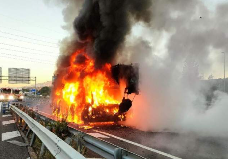 Camión grúa calcinado en la A-2: fuerte incendio provoca alarma en Sant Andreu de la Barca