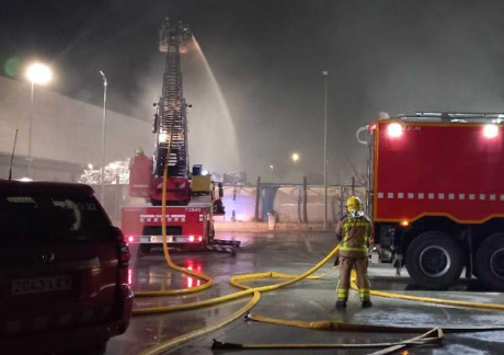 Caos y fuego en Constantí: un bombero herido por las explosiones de una pila de chatarra en una nave industrial