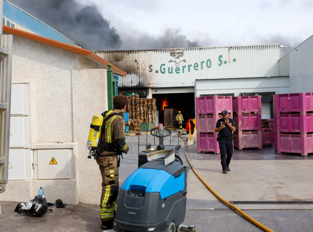 Incendio en Lorca destruye un almacén de brócoli: alarma en el sector agrícola