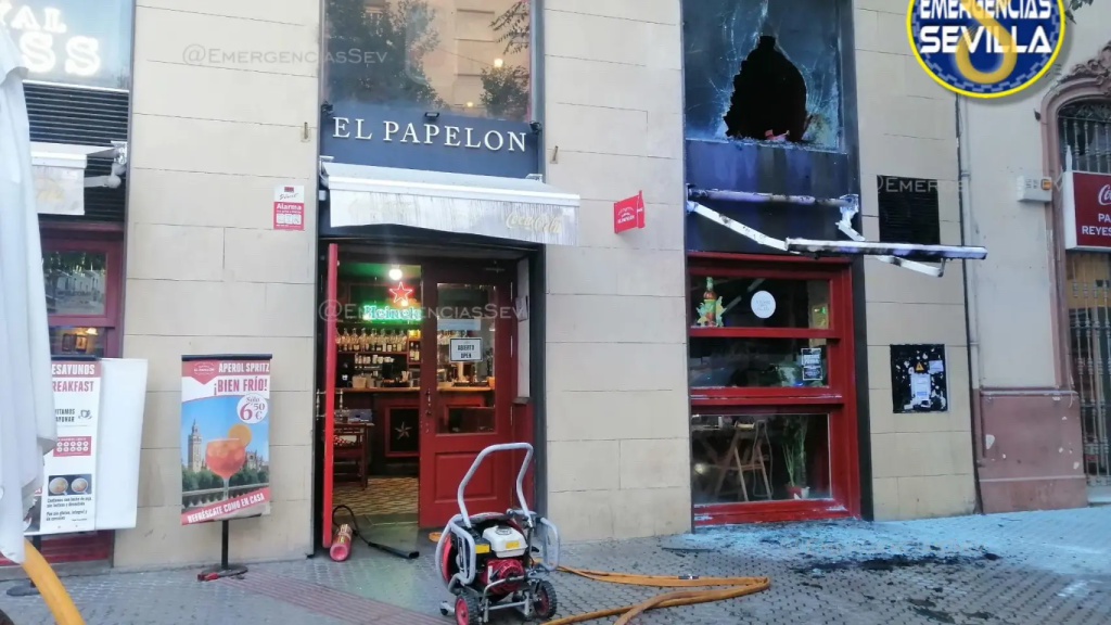 Sucesos en Sevilla: Un bar arde en Reyes Católicos a primera hora del martes sin heridos graves