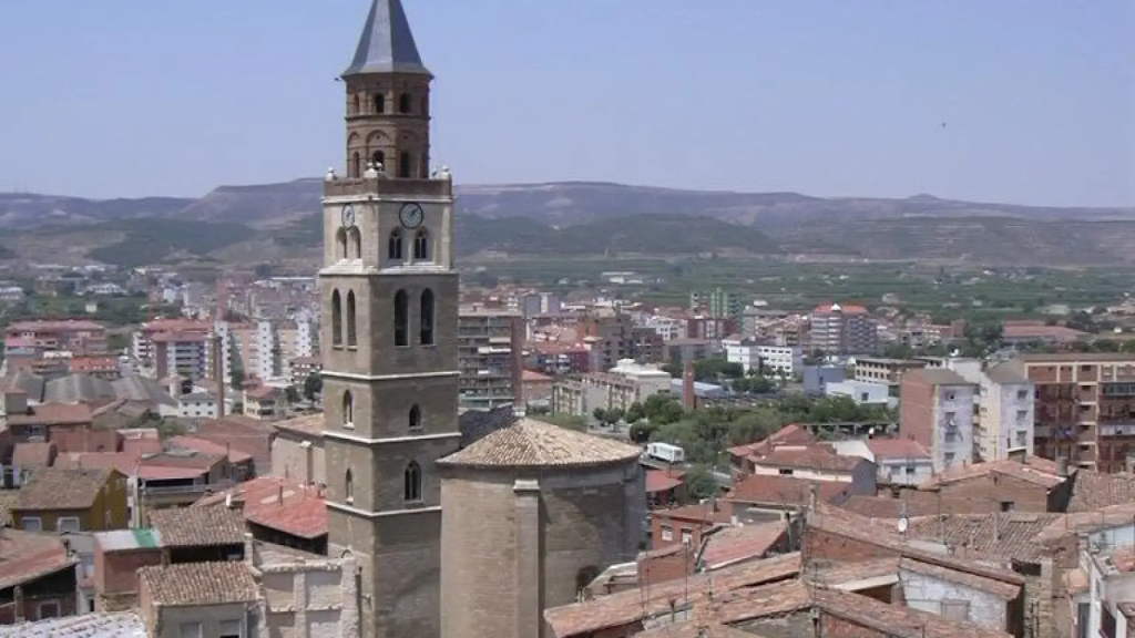 Incendio en un matadero de Fraga obliga a evacuar a 14 trabajadores: fuego controlado sin heridos: La rápida intervención de los servicios de emergencia evita una tragedia industrial en Huesca.