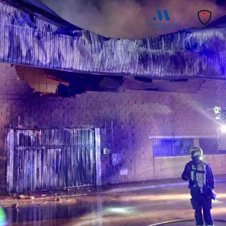 Incendio en Casabermeja arrasa dos naves industriales de cosmética: Análisis del suceso y riesgos en instalaciones industriales.