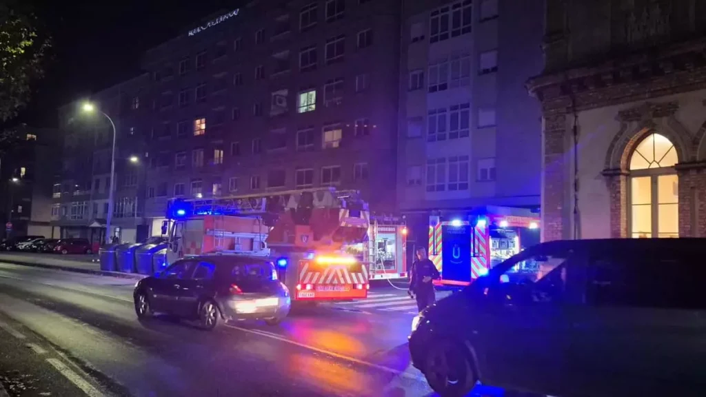 Incendio en Vilagarcía: un hombre resulta intoxicado por humo durante una noche de emergencias. Dos incendios consecutivos que activan