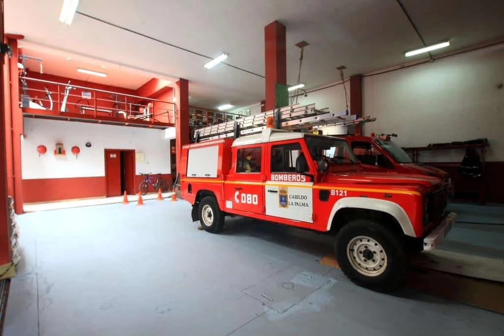 Incendio en una vivienda de Santa Cruz de La Palma moviliza a los servicios de emergencia: La rápida intervención de los bomberos evitó que el fuego se propagara al resto del edificio.