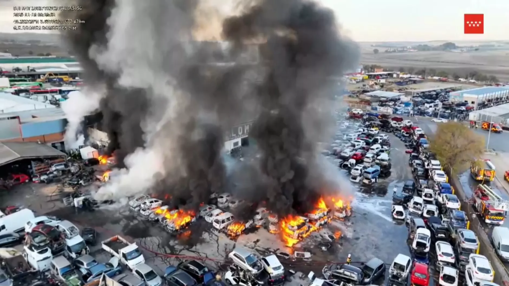 Incendio en un desguace de San Martín de la Vega obliga al desalojo de varias industrias. Una emergencia que moviliza un amplio operativo