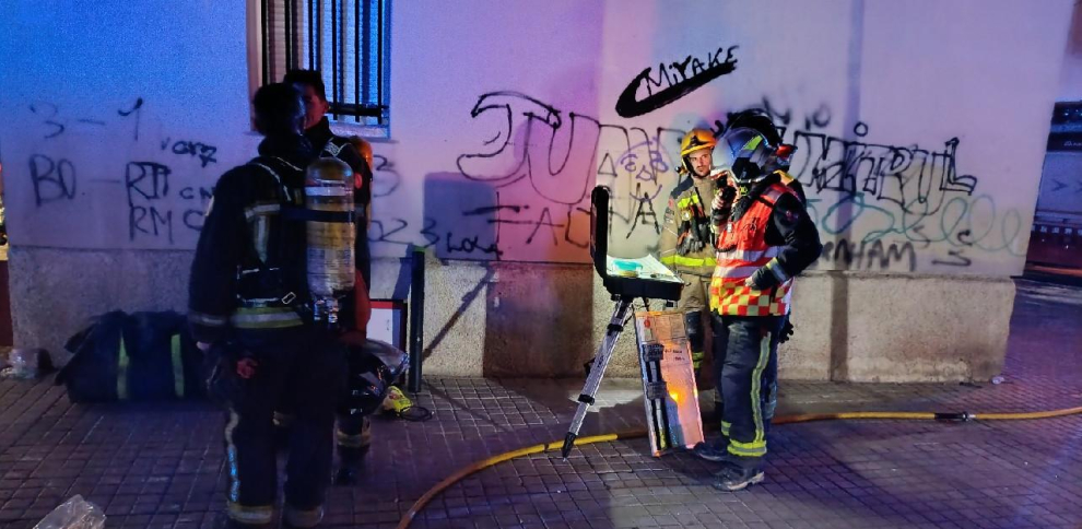 Incendio en Badalona deja ocho heridos y una vivienda devastada por las llamas. Impacto de un incendio que movilizó a servicios de emergencia durante la madrugada.