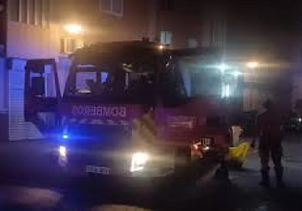 Tragedia en Arrecife: Un hombre lucha por su vida tras ser envuelto por el fuego en su casa. Intervención inmediata y detalles del incidente.