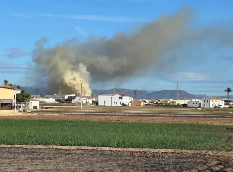Gran incendio en un desguace de motos en Alboraya: el humo se divisa desde Valencia