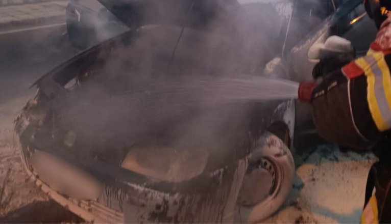 Incendio nocturno en San Bartolomé: un vehículo en llamas provoca alarma vecinal. Un suceso que despierta a todo un barrio.