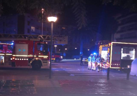 Cuatro heridos tras el incendio en una cocina de tres pisos durante una noche crítica para los Bombers en Catalunya