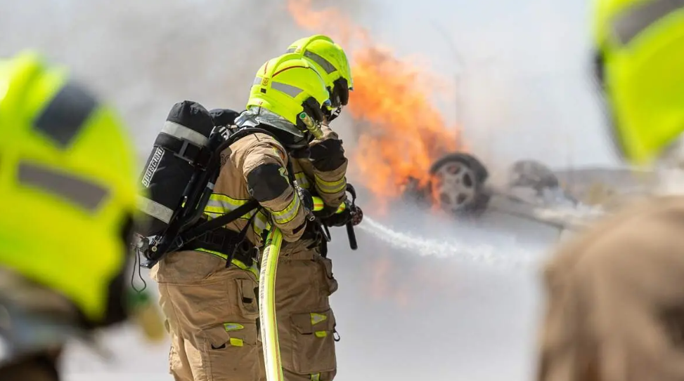 Declarado un gran incendio en una empresa de forrajes de La Puebla de Alfindén