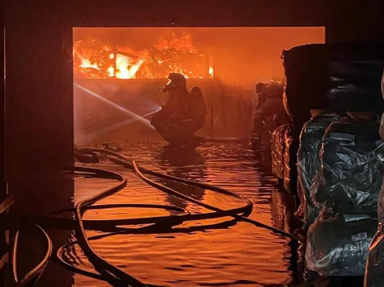 Incendio en una fábrica de calzado: el fuego arrasa pieles y materiales inflamables