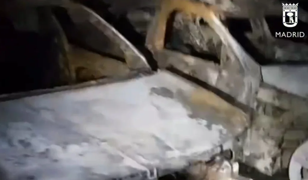 Investigan las causas del incendio que ha dejado siete vehículos en cenizas en La Latina. Un suceso que pone en alerta a las comunidades urbanas