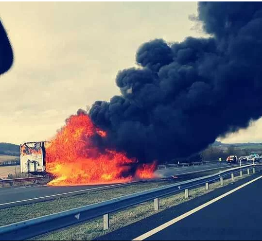 Tráfico interrumpido en la A-1 por incendio de un remolque hasta las 14:30