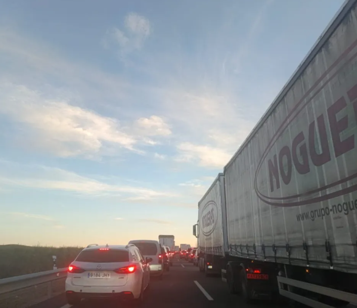 Tráfico interrumpido en la A-23 por incendio de vehículo: corte de 2 horas sentido Levante