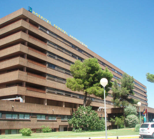 Un hospitalizado y dos policías intoxicados por humo en incendio de piso en Albacete