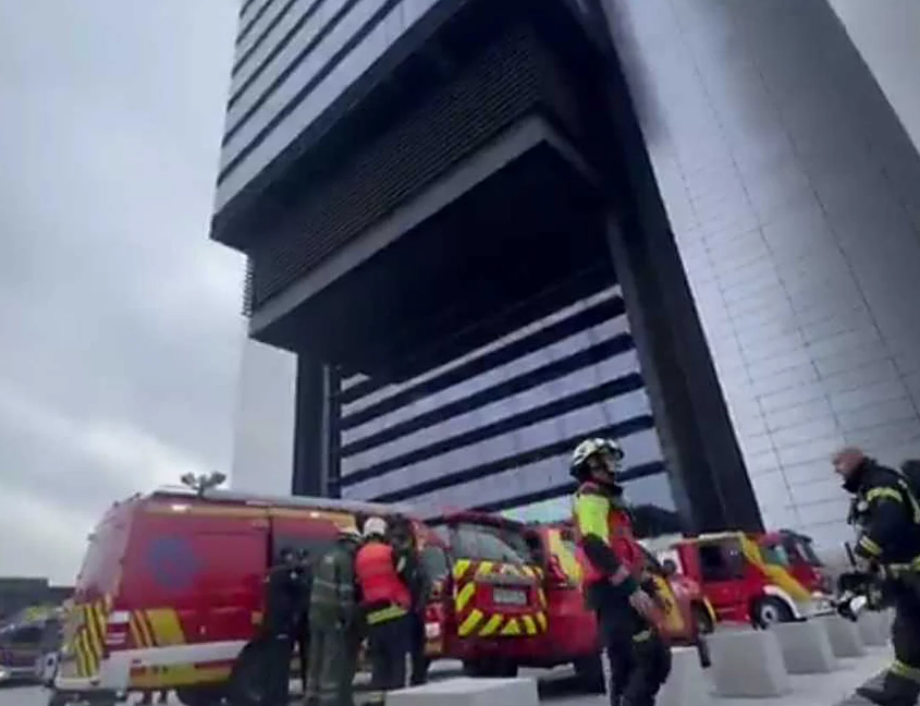Desalojada la Torre Foster de la Castellana tras un incendio en un transformador eléctrico