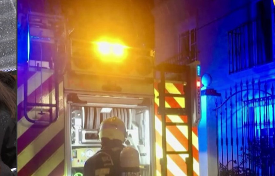 Se roza la tragedia en el incendio de una vivienda en Paterna de Rivera. Incendio nocturno en una casa de dos plantas con cinco personas afectadas.