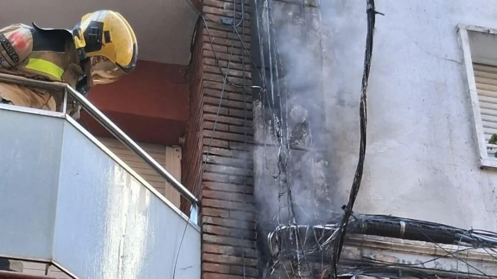 Incendio por fallo eléctrico en un edificio de L’Hospitalet: prevención, seguridad y normativa contra incendios. Análisis detallado del suceso ocurrido en la calle Albéniz.