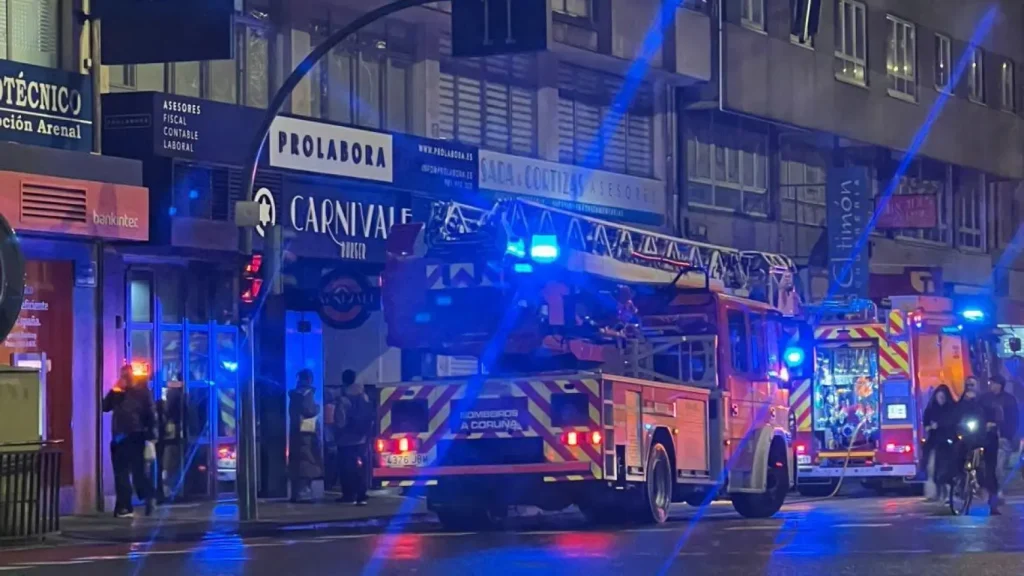 Incendio nocturno en una hamburguesería de A Coruña reabre el debate sobre la seguridad contra incendios
