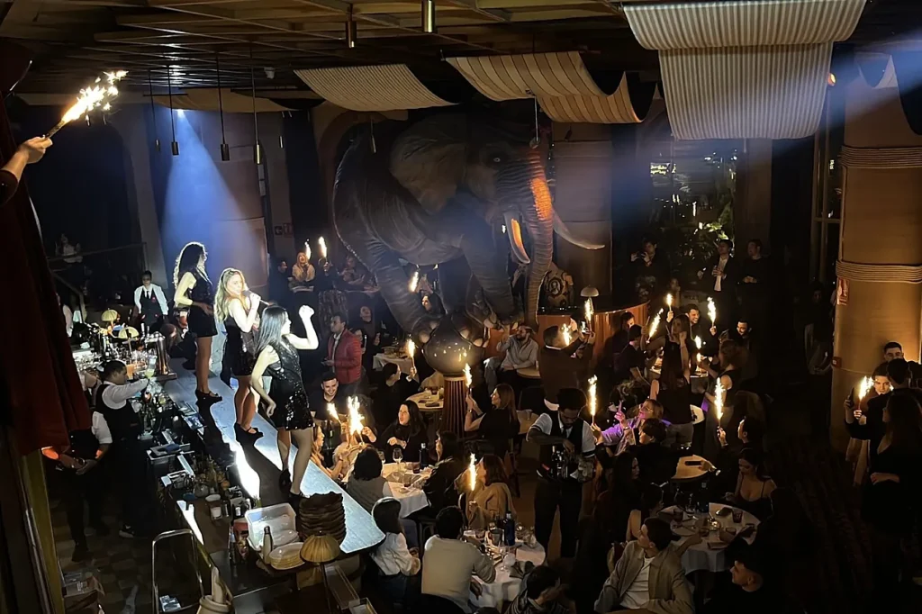Incendio en el restaurante Fanático de Madrid: caos, desalojo y polémica por un espectáculo con bengalas