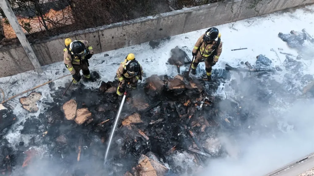 La seguridad contra incendios en locales de ocio vuelve al centro del debate tras la tragedia de Suiza. Actuación inmediata y control del incendio en el polígono industrial de Yecla.
