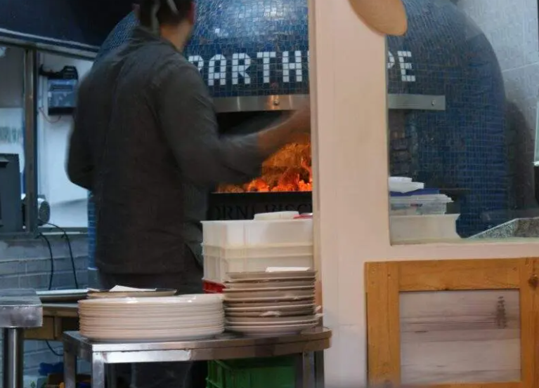 Gran incendio en Zaragoza: restaurante italiano en llamas alarma a la zona