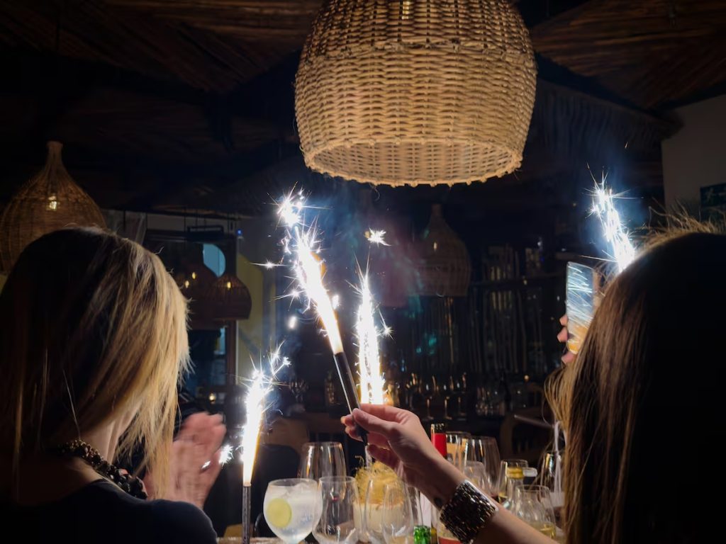 Noches de fuego y burbujas: el peligro oculto de las bengalas en el ocio nocturno