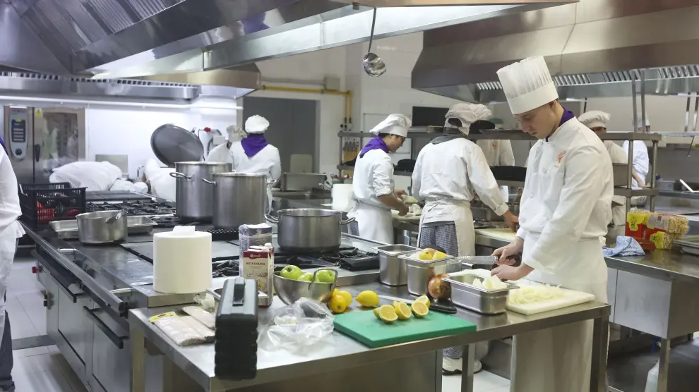 Formación culinaria de alto nivel con identidad creativa y servicio real. Aprendizaje práctico con servicio a comensales reales.