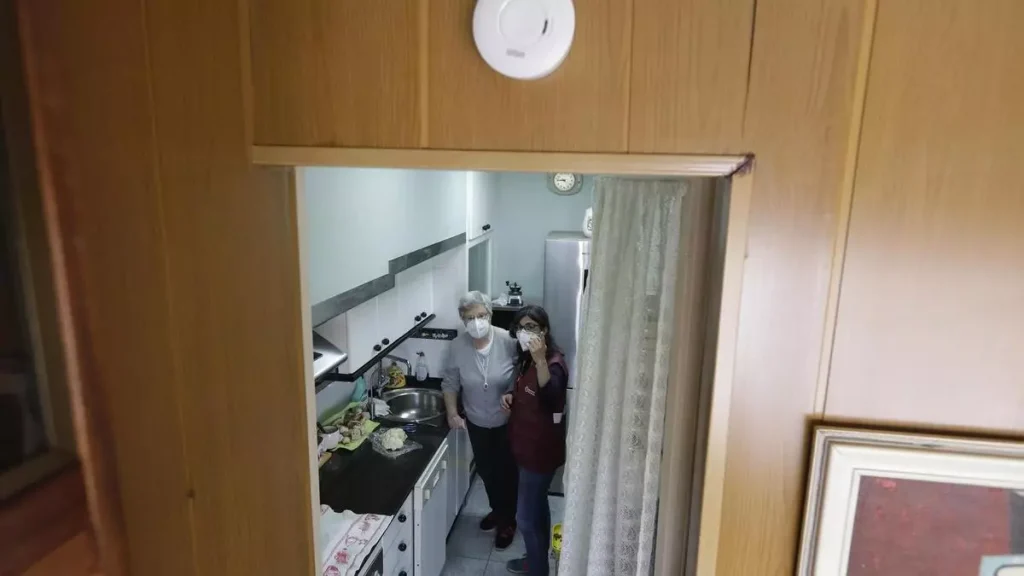 Instalación obligatoria en las casas de detectores de humo. La seguridad contra incendios como prioridad en los hogares.