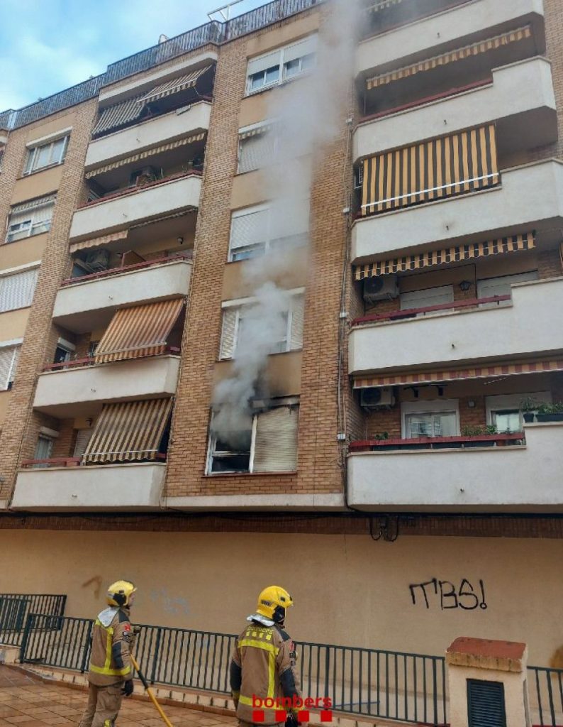 Alerta por incendio doméstico en Reus: intervención eficaz y lecciones clave en prevención. Respuesta inmediata de los servicios