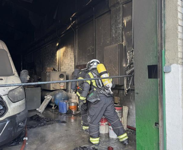 Bomberos sofocan incendio en nave industrial de Humanes según últimas noticias