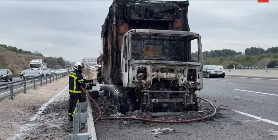 Milagro en la autopista de Rivas: un camión se calcina por completo sin dejar víctimas pese a una peligrosa fuga de gas