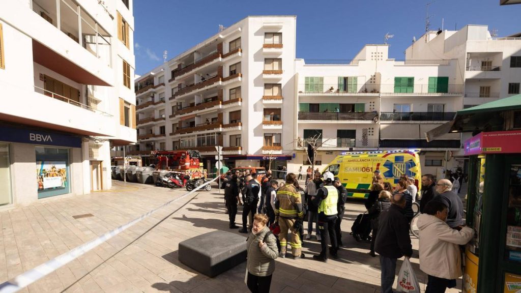 La rápida actuación vecinal evita un grave incendio en una vivienda del centro de Ibiza. Intervención inmediata tras detectarse humo