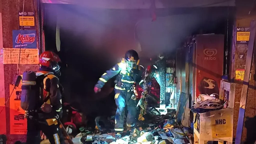 Incendio en un comercio de Los Cristianos reabre el debate sobre la seguridad contra incendios. Un incendio nocturno obliga a evacuar un edificio completo en Arona.