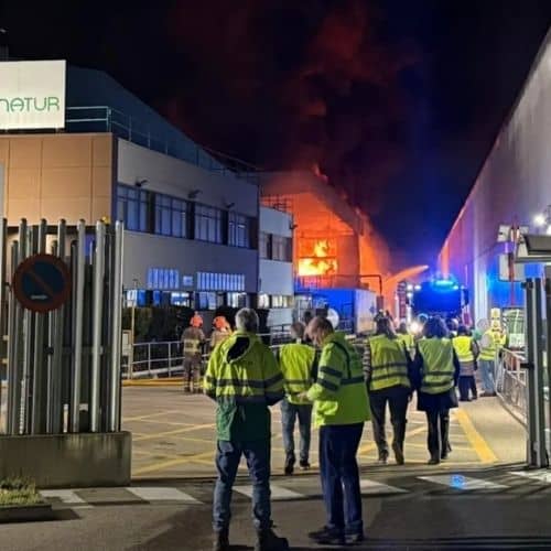 Extinguido el incendio de Saica en Zaragoza: los Bomberos abandonan la planta