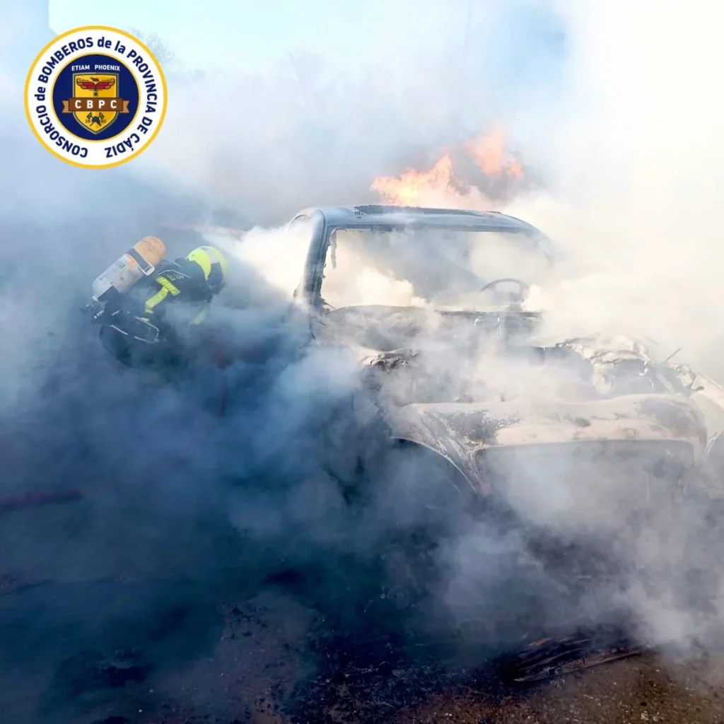 Aparatoso incendio de vehículo en el Callejón del Águila pone en alerta a Chiclana de la Frontera. Intervención rápida tras el incendio