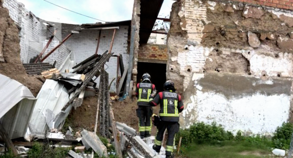 Reactivado un foco de incendio en nave industrial abandonada del Callejón de San Roque en Lucena. Cuarto conato en un inmueble