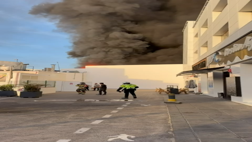 Incendio en una nave industrial de Arrecife genera alarma por una intensa columna de humo.