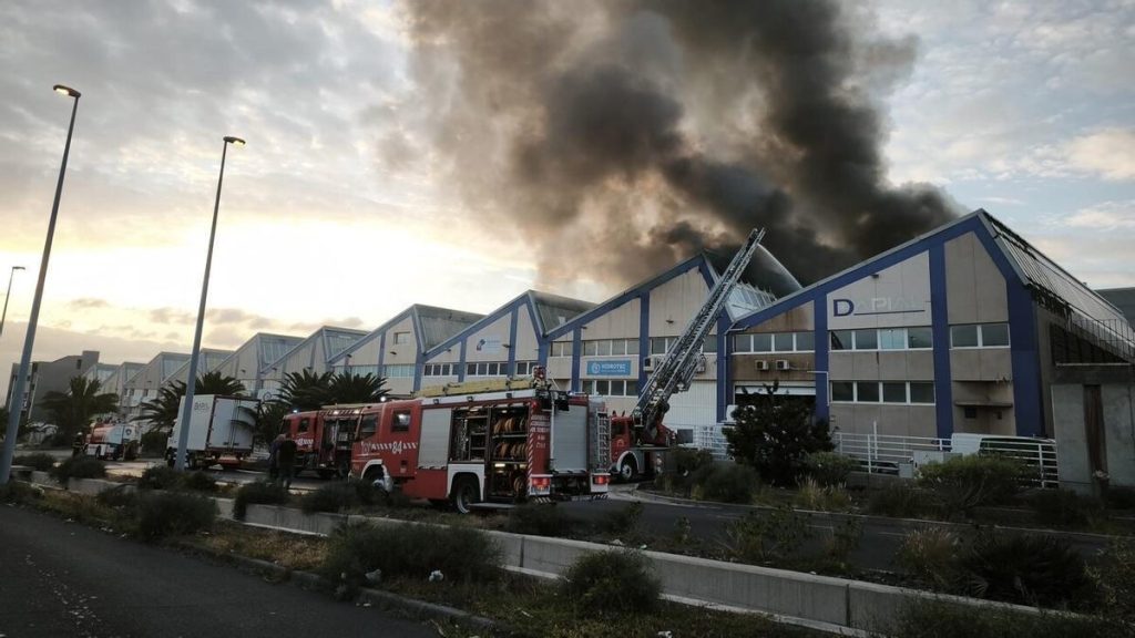 Incendio en nave industrial de Güímar: rápida intervención de los Bomberos de Tenerife evita daños mayores. Operativo coordinado