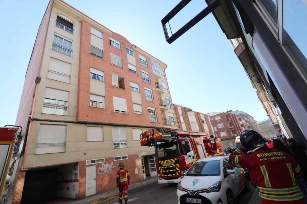 Incendio en una campana extractora obliga a ventilar una planta completa en un edificio residencial de Ponferrada. Intervención urgente