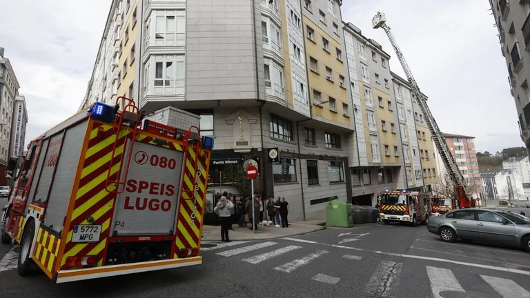 Incendio en restaurante de Lugo activa protocolo de emergencia y reabre el debate sobre la seguridad en cocinas profesionales. Un fuego en plena tarde